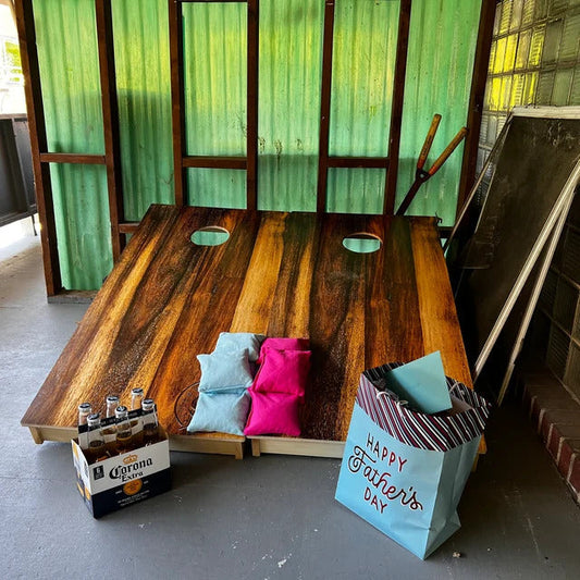 Cornhole set with beer and gift bag